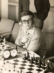 Eduard Hagara pri rozohranej šachovej partii.